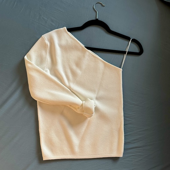 Single Sleeve Sweater - Picture 3 of 11